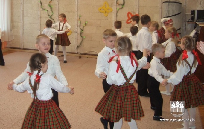 PII "Zelta Sietiņš" audzēkņi izdzied skanīgās tautasdziesmas
