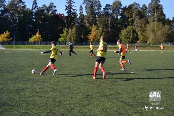 Ogres Valsts ģimnāzijā aizvadīts zibensturnīrs futbolā