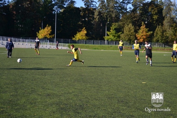 Ogres Valsts ģimnāzijā aizvadīts zibensturnīrs futbolā