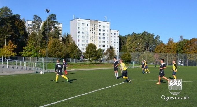 Ogres Valsts ģimnāzijā aizvadīts zibensturnīrs futbolā