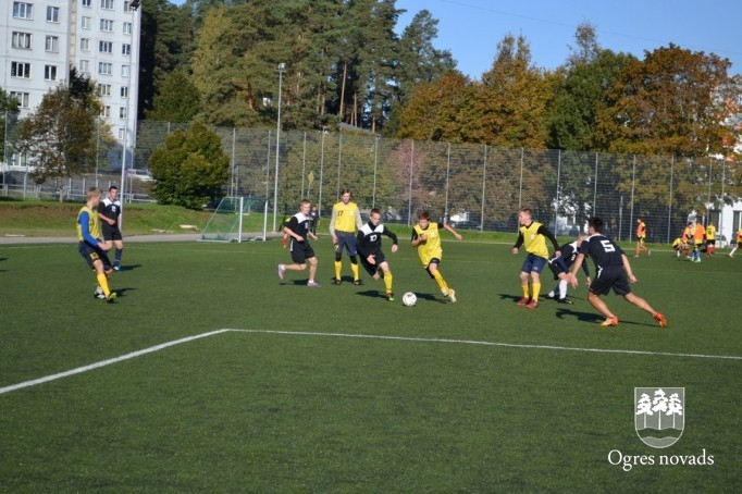 Ogres Valsts ģimnāzijā aizvadīts zibensturnīrs futbolā