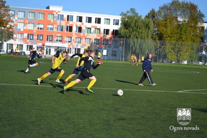 Ogres Valsts ģimnāzijā aizvadīts zibensturnīrs futbolā