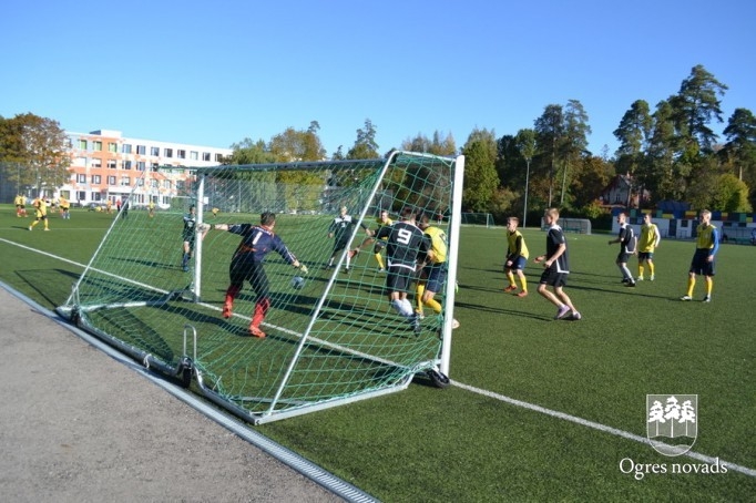 Ogres Valsts ģimnāzijā aizvadīts zibensturnīrs futbolā