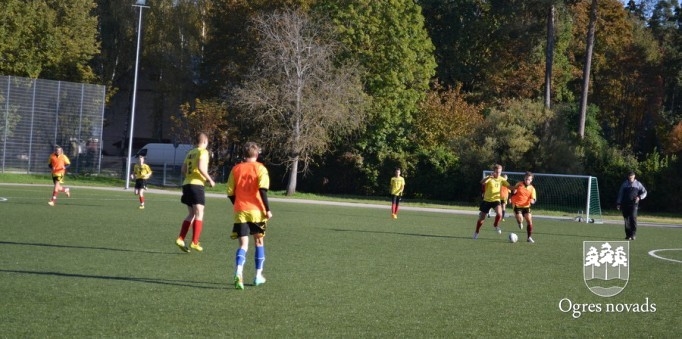 Ogres Valsts ģimnāzijā aizvadīts zibensturnīrs futbolā