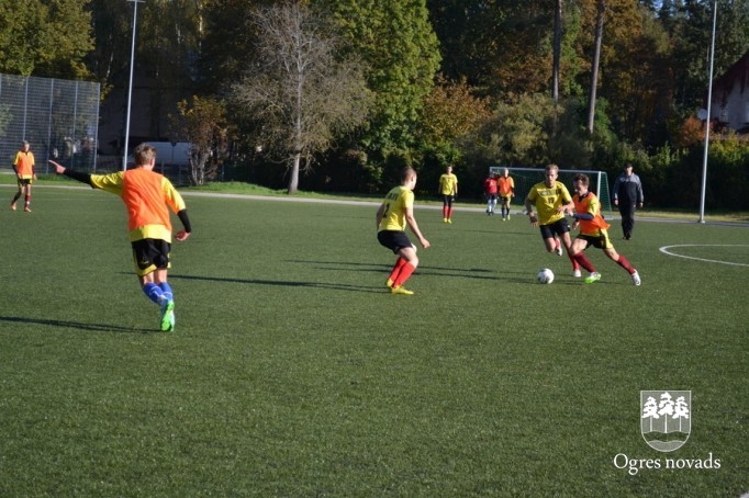 Ogres Valsts ģimnāzijā aizvadīts zibensturnīrs futbolā