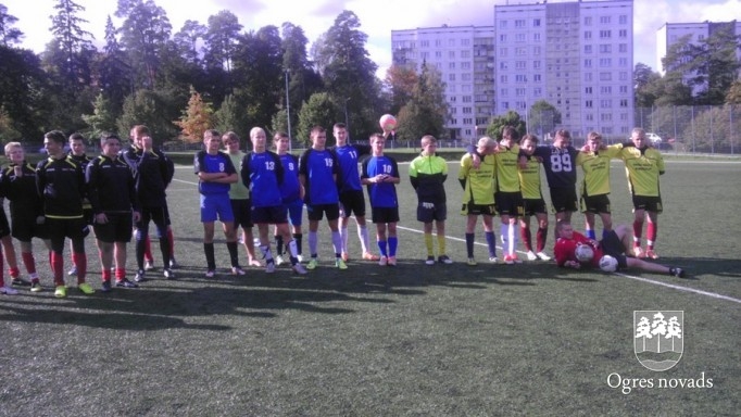 Ogres Valsts ģimnāzijā aizvadīts zibensturnīrs futbolā