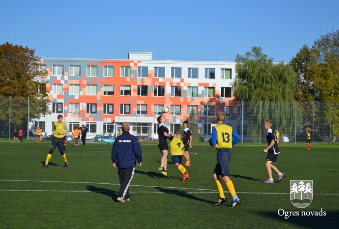 Ogres Valsts ģimnāzijā aizvadīts zibensturnīrs futbolā