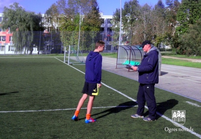 Ogres Valsts ģimnāzijā aizvadīts zibensturnīrs futbolā