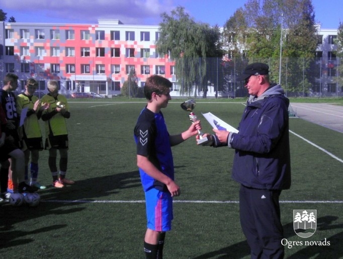 Ogres Valsts ģimnāzijā aizvadīts zibensturnīrs futbolā