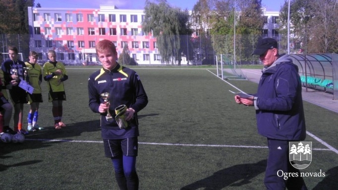 Ogres Valsts ģimnāzijā aizvadīts zibensturnīrs futbolā