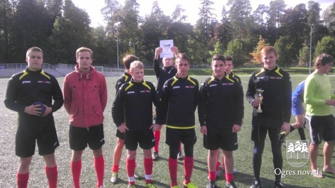 Ogres Valsts ģimnāzijā aizvadīts zibensturnīrs futbolā