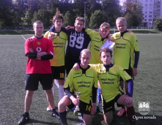 Ogres Valsts ģimnāzijā aizvadīts zibensturnīrs futbolā