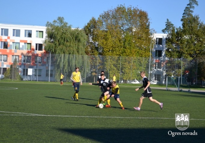 Ogres Valsts ģimnāzijā aizvadīts zibensturnīrs futbolā