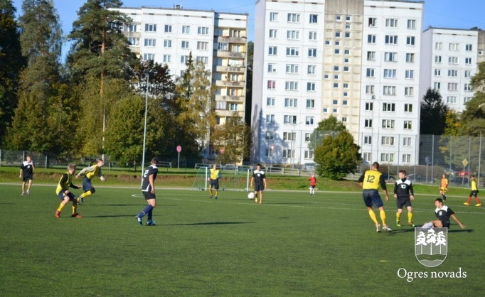 Ogres Valsts ģimnāzijā aizvadīts zibensturnīrs futbolā