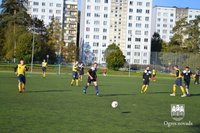 Ogres Valsts ģimnāzijā aizvadīts zibensturnīrs futbolā