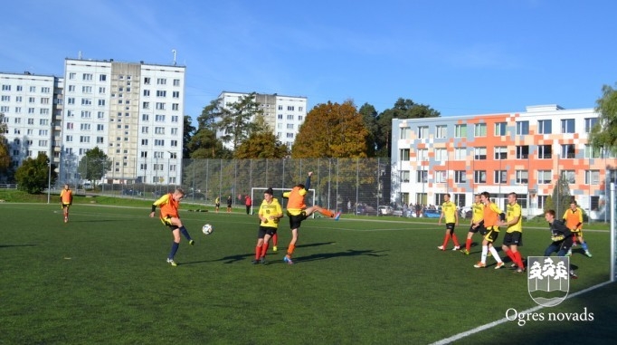 Ogres Valsts ģimnāzijā aizvadīts zibensturnīrs futbolā