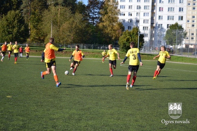 Ogres Valsts ģimnāzijā aizvadīts zibensturnīrs futbolā