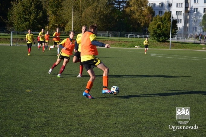 Ogres Valsts ģimnāzijā aizvadīts zibensturnīrs futbolā