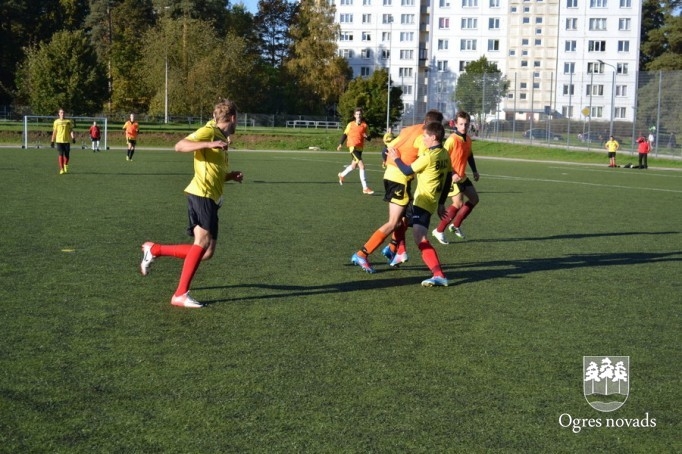 Ogres Valsts ģimnāzijā aizvadīts zibensturnīrs futbolā