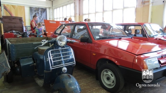 Ogri izkrāšņo žiguļu parāde
