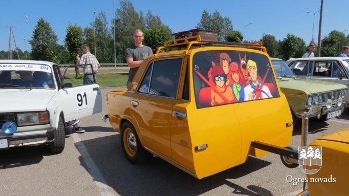 Ogri izkrāšņo žiguļu parāde