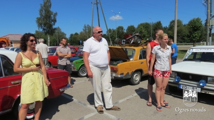 Ogri izkrāšņo žiguļu parāde