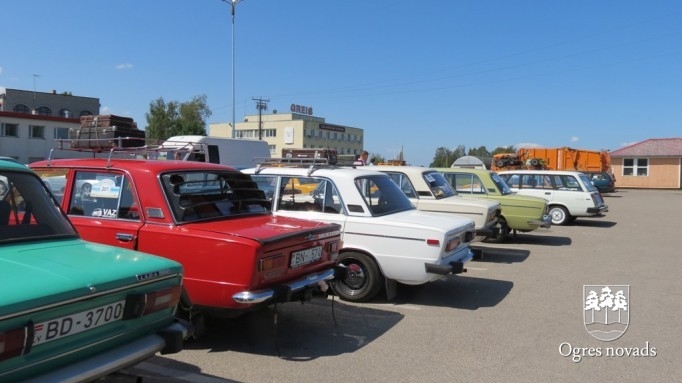 Ogri izkrāšņo žiguļu parāde