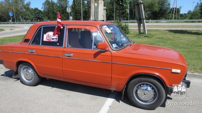 Ogri izkrāšņo žiguļu parāde