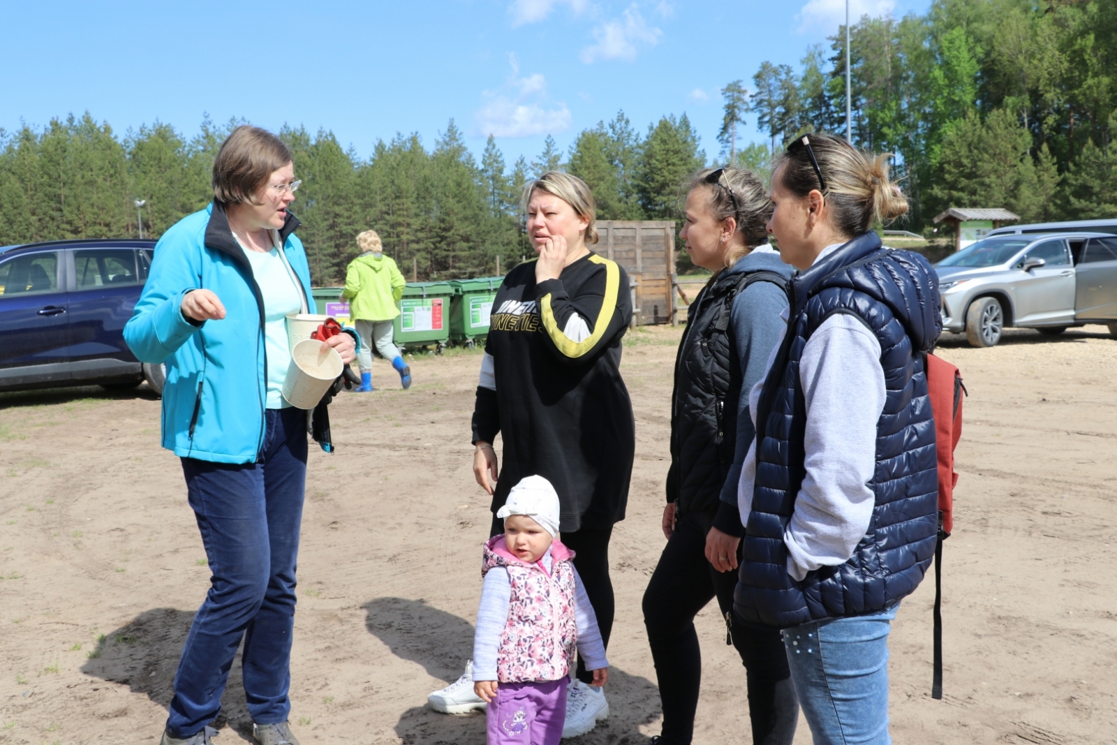 Aģentūras pārstāve Ieva Kraukle sarunājas ar ukraiņu ģimenēm