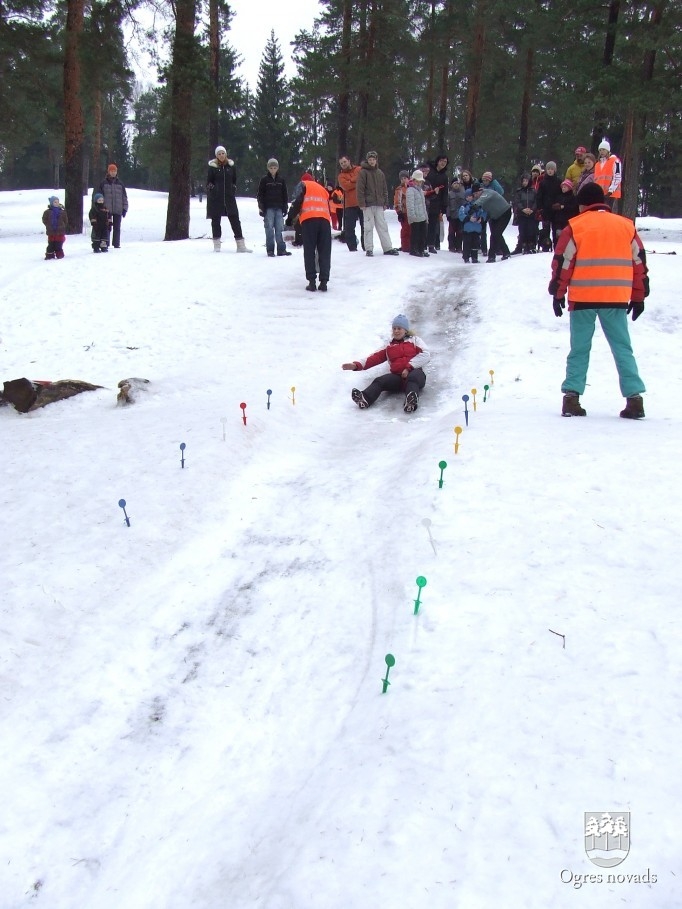 Aizvadīti Ogres novada ģimeņu ziemas sporta svētki