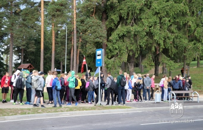 Skolēni dodas patriotiskā pārgājienā