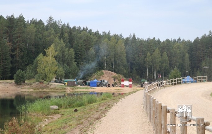 Skolēni dodas patriotiskā pārgājienā