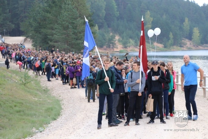 Skolēni dodas patriotiskā pārgājienā