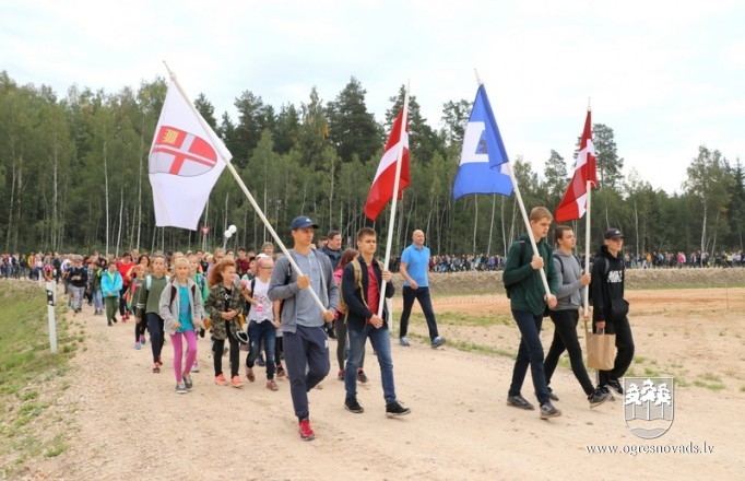 Skolēni dodas patriotiskā pārgājienā