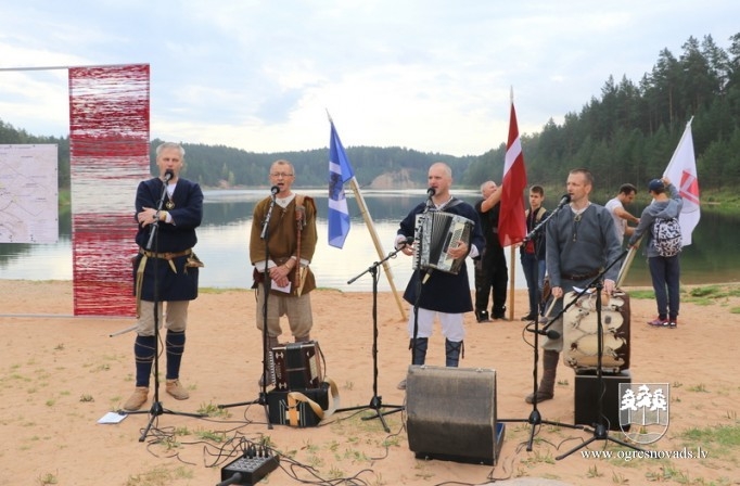 Skolēni dodas patriotiskā pārgājienā