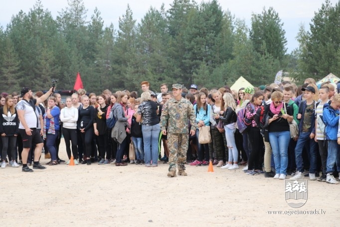 Skolēni dodas patriotiskā pārgājienā