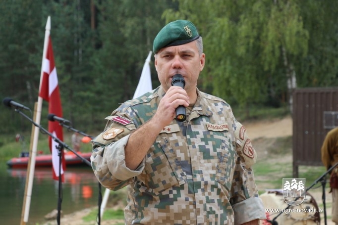 Skolēni dodas patriotiskā pārgājienā