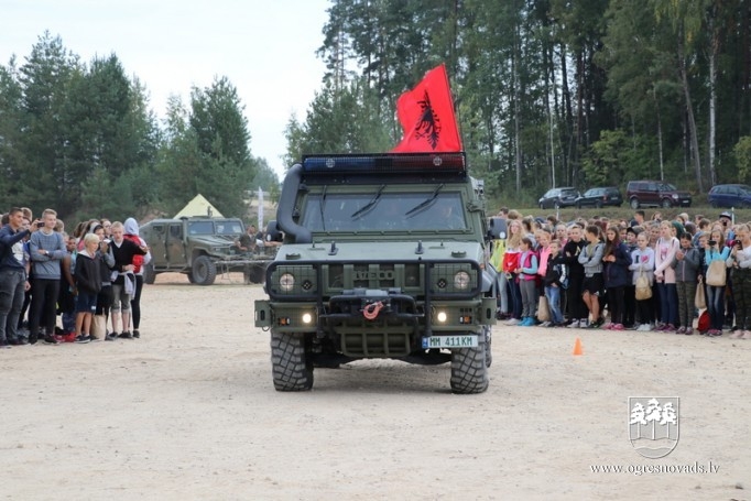 Skolēni dodas patriotiskā pārgājienā