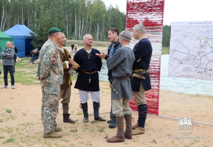 Skolēni dodas patriotiskā pārgājienā