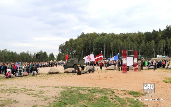 Skolēni dodas patriotiskā pārgājienā