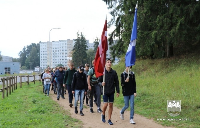 Skolēni dodas patriotiskā pārgājienā