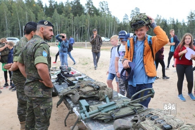 Skolēni dodas patriotiskā pārgājienā