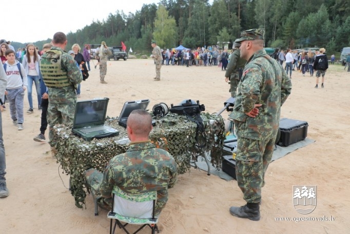 Skolēni dodas patriotiskā pārgājienā