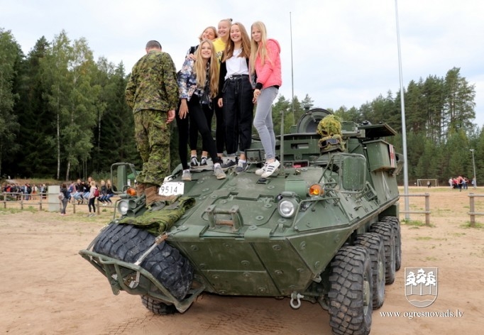 Skolēni dodas patriotiskā pārgājienā