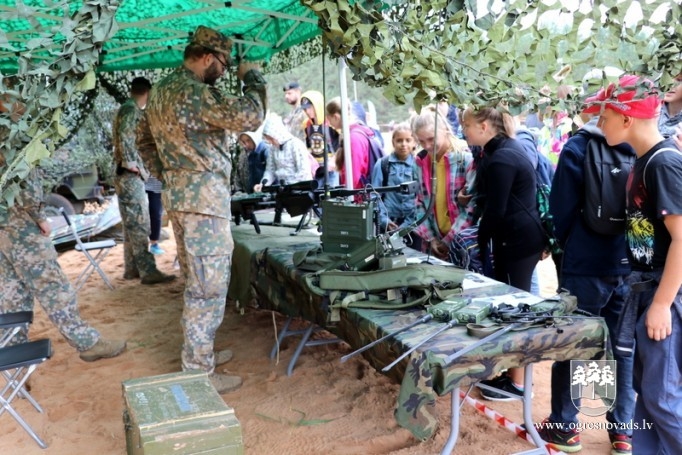 Skolēni dodas patriotiskā pārgājienā