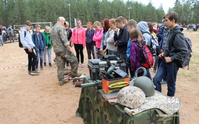 Skolēni dodas patriotiskā pārgājienā