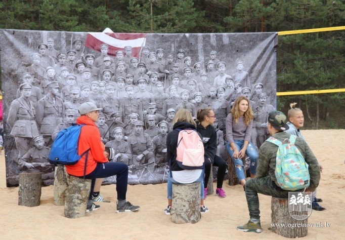 Skolēni dodas patriotiskā pārgājienā
