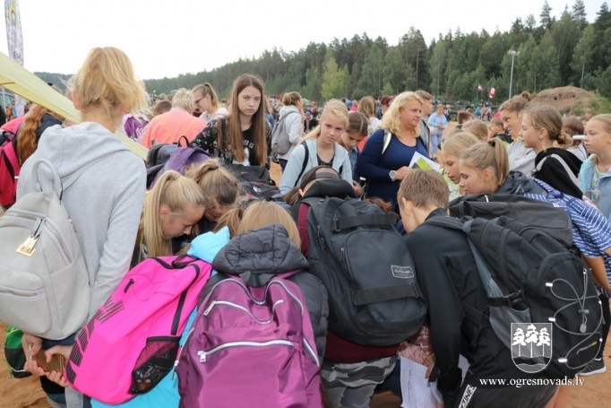 Skolēni dodas patriotiskā pārgājienā