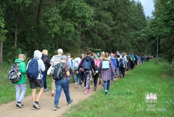 Skolēni dodas patriotiskā pārgājienā