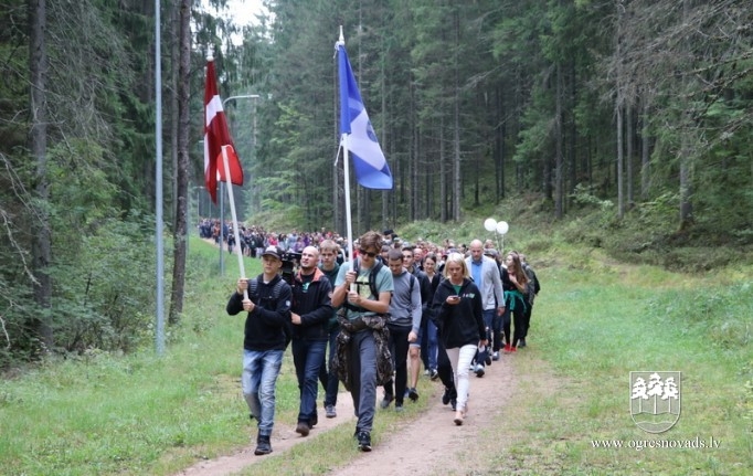 Skolēni dodas patriotiskā pārgājienā